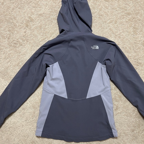 The North Face Women’s Two-Tone Purple Fleece-Lined Jacket - Picture 6 of 9
